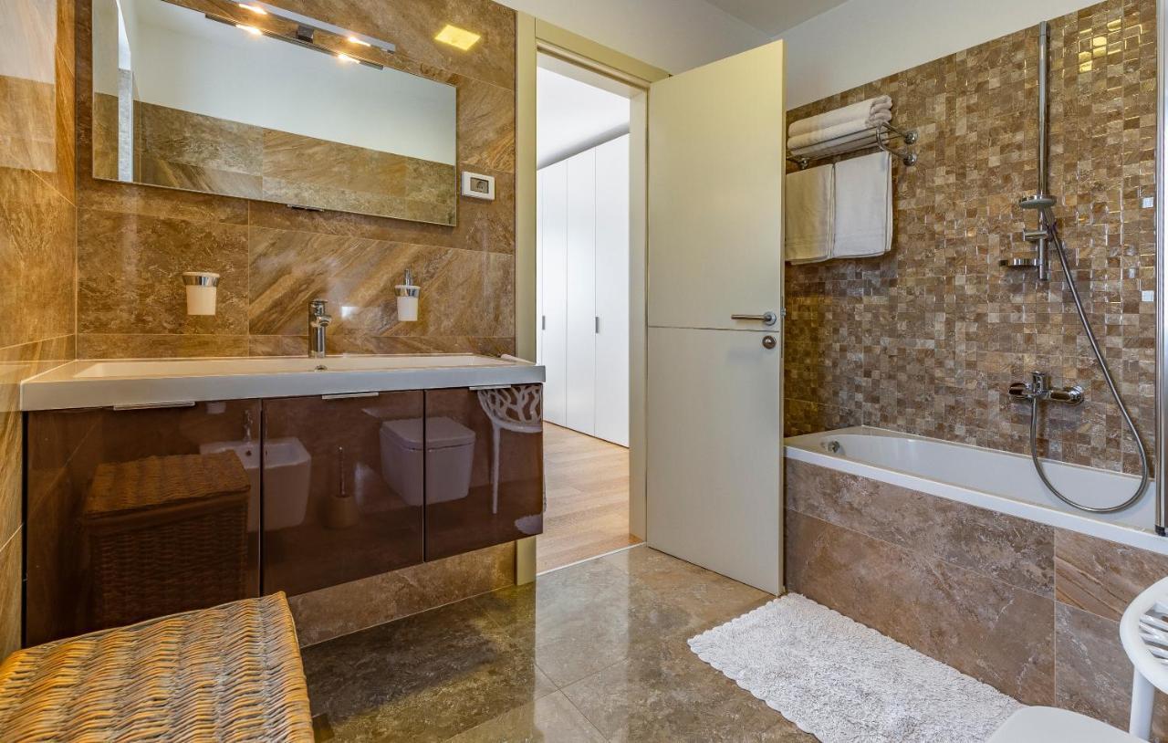 Paradiso Luxury Apartment, ロヴィニ エクステリア 写真