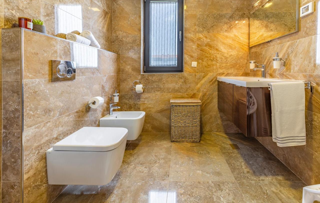 Paradiso Luxury Apartment, ロヴィニ エクステリア 写真