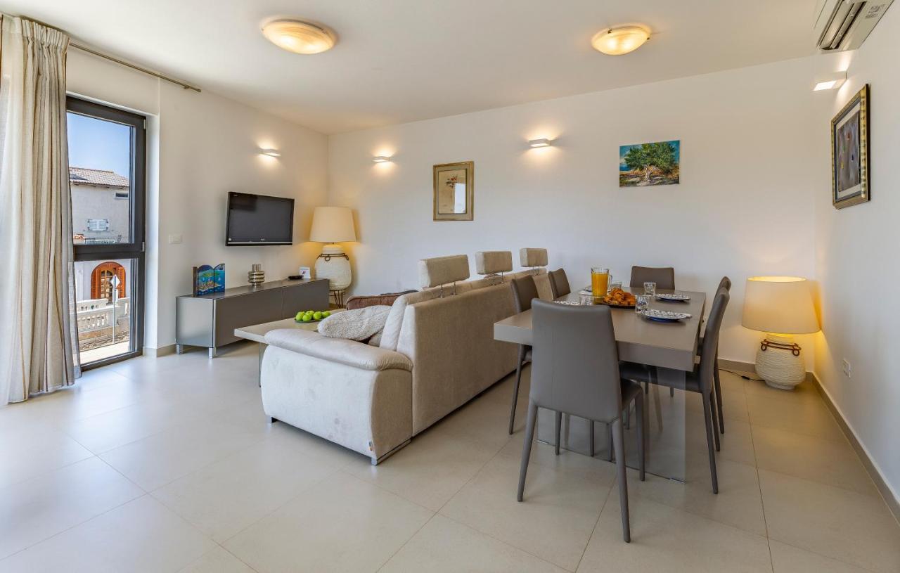 Paradiso Luxury Apartment, ロヴィニ エクステリア 写真