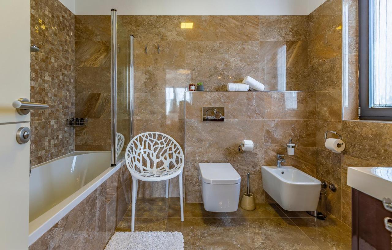 Paradiso Luxury Apartment, ロヴィニ エクステリア 写真