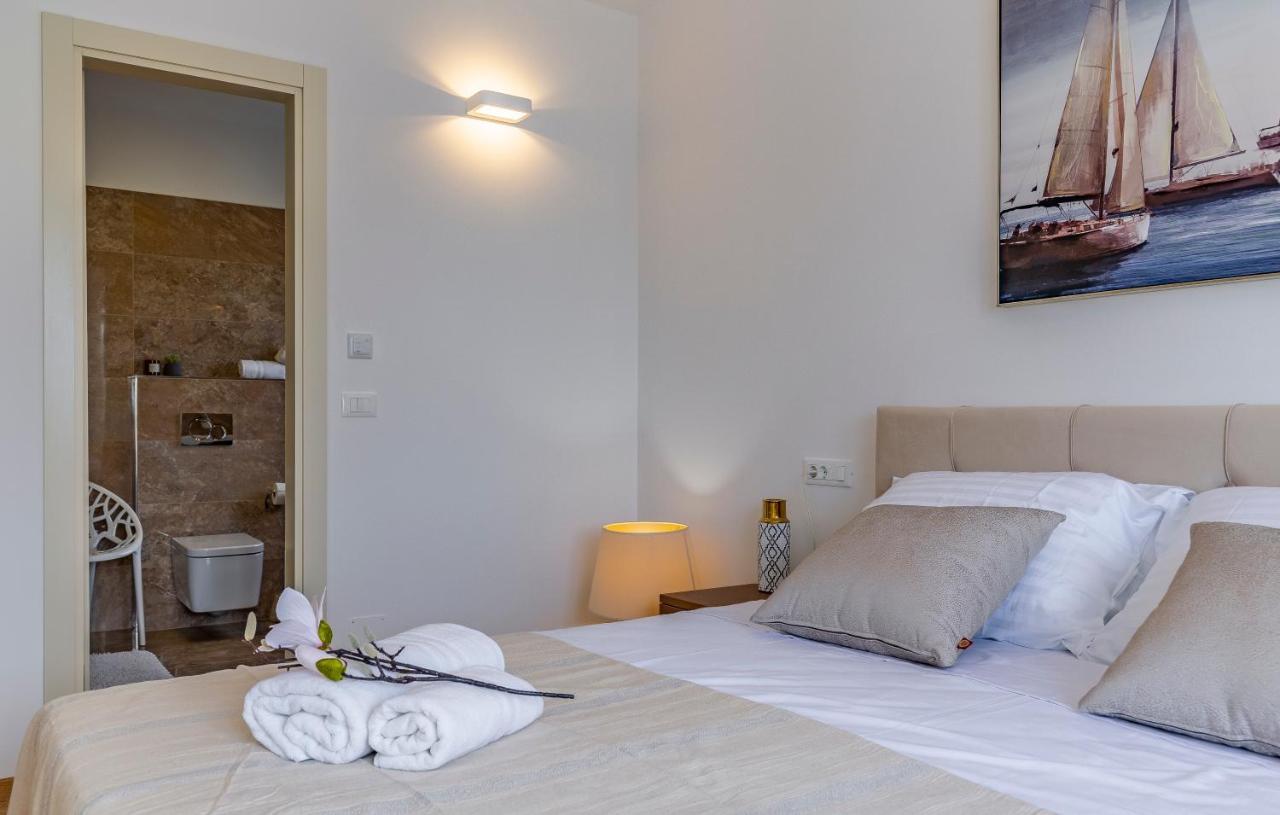 Paradiso Luxury Apartment, ロヴィニ エクステリア 写真