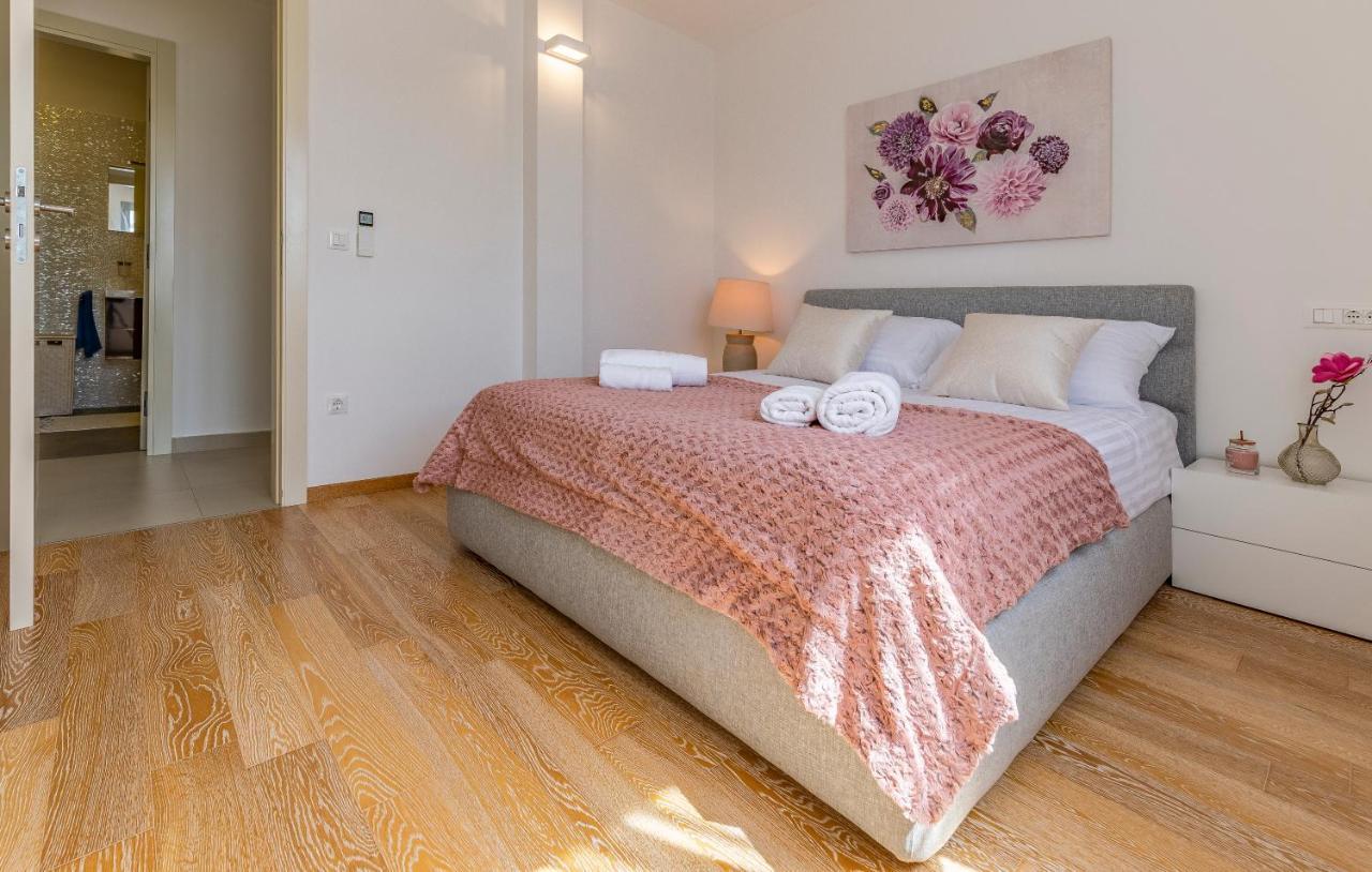 Paradiso Luxury Apartment, ロヴィニ エクステリア 写真