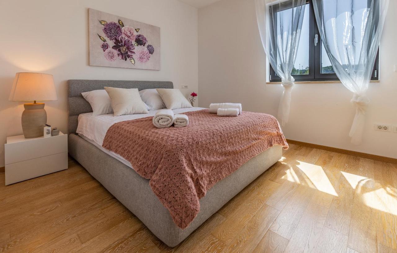 Paradiso Luxury Apartment, ロヴィニ エクステリア 写真